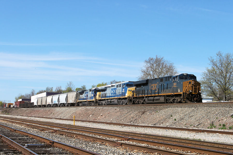 Southbound Q439-21 descends the grade as it heads to North Bergen for recrew